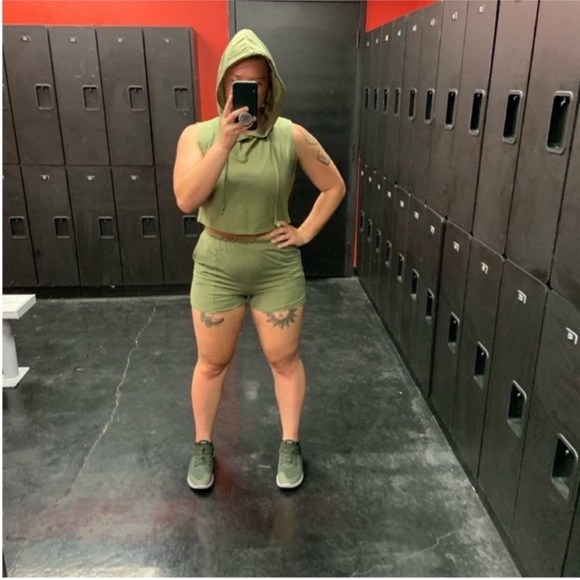 NWOT 6 Green hooded crop top vest and shorts with pockets workout lounge set - Picture 4 of 14